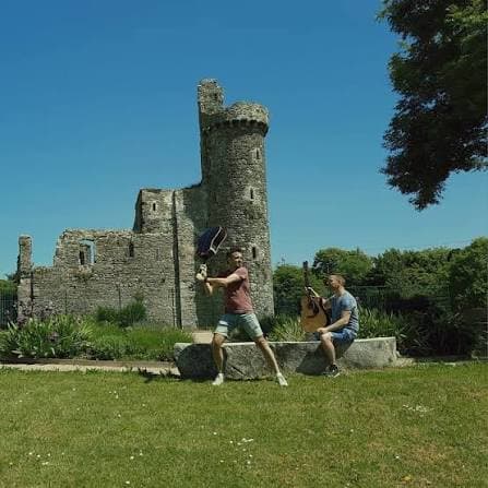 De band bij een kasteelruïne in Ierland