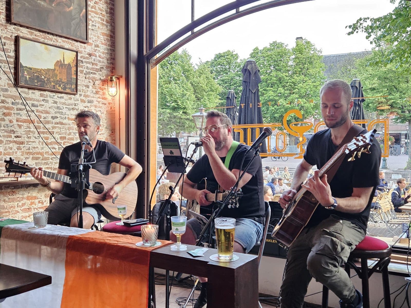 Zomers terrasoptreden met mondharmonica