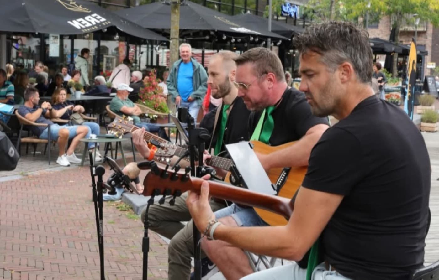 De band buiten aan het spelen op een terras